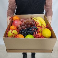 Фрукты в коробке с прозрачной крышкой