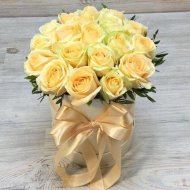19 кремовых роз  в шляпной коробке