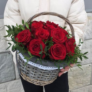 Корзина из 15 красных роз и зелени