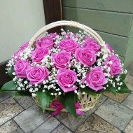 Розы Аква в корзине с гипсофилой