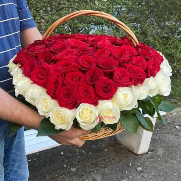 Корзина с розами «Любящее сердце» заказать за 17 928 руб. с доставкой