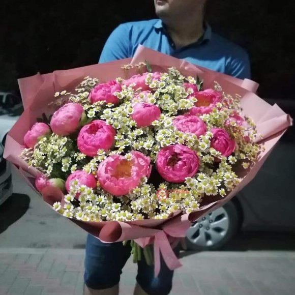 Букет цветов «Пионы в ромашках» заказать за 14 290 руб. с доставкой