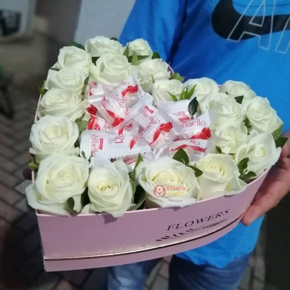 Коробка сердце «19 белых роз и Раффаэлло» заказать за 5 436 руб. с доставкой Коробка сердце «19 белых роз и Раффаэлло» заказать за 5 436 руб. с доставкой