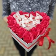 Сердце с мыльными розами и рафаэлло