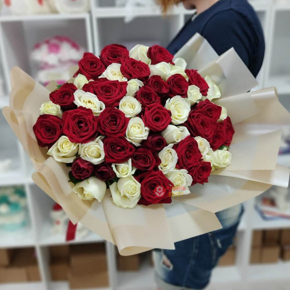 Букет из 51 красной и белой розы 60см заказать за 10 296 руб. с доставкой Букет из 51 красной и белой розы 60см заказать за 10 296 руб. с доставкой