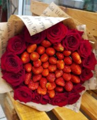 Букет Клубника с розами
