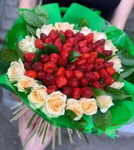 Букет «Клубника в кремовых розах»